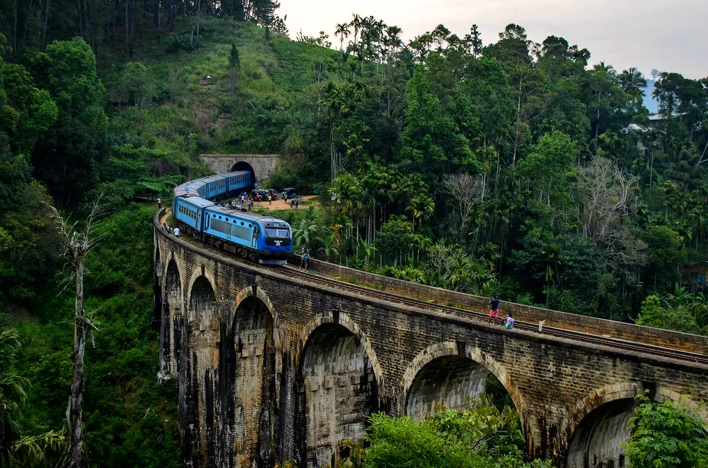 Nine Arch Bridge train crossing near Ella